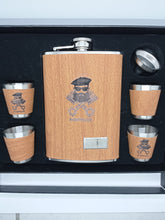 Charger l&#39;image dans la galerie, Ensemble de flacons de hanche en bois portables avec 1 entonnoir et 4 tasses en acier inoxydable / Portable Wooden Hip Flask Set with 1 Funnel and 4 Cups Steel
